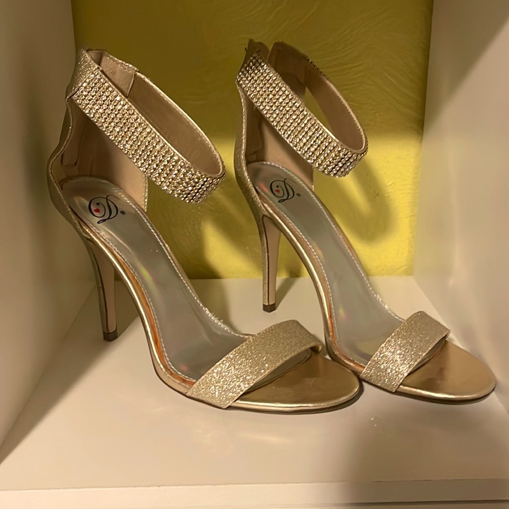 Super cute heels-Gold and Rhinestone